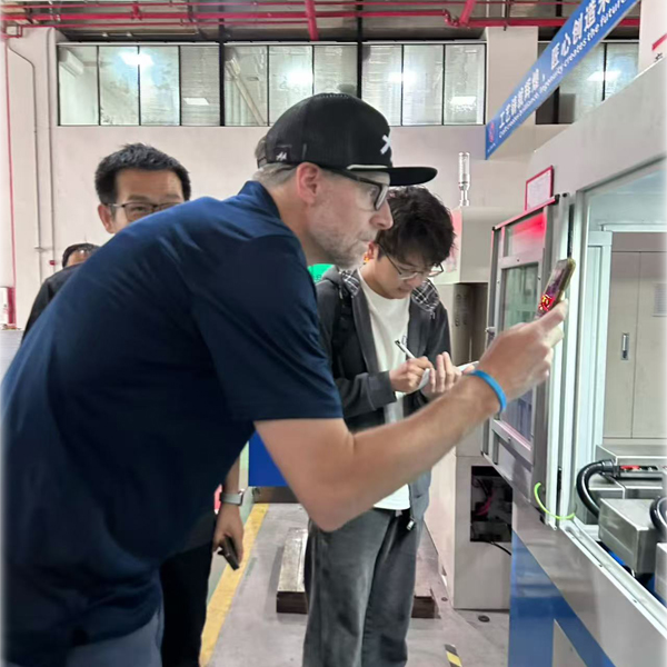 미국 고객이 너트 태핑 머신 현장 검사 및 승인을 위해 타이추를 방문했습니다.